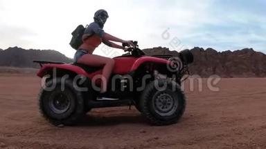 在埃及<strong>沙漠里</strong>，女人骑着一辆四方自行车。 动中<strong>的</strong>动态视图..